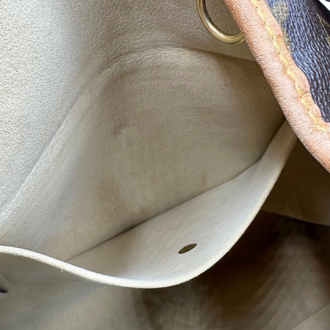 interno Borsa Louis Vuitton in canvas marrone monogram con finiture in vacchetta naturale e parti metalliche dorate; munita di un manico singolo leggermente regolabile, di lusso, originale, ottime condizioni, usata. 