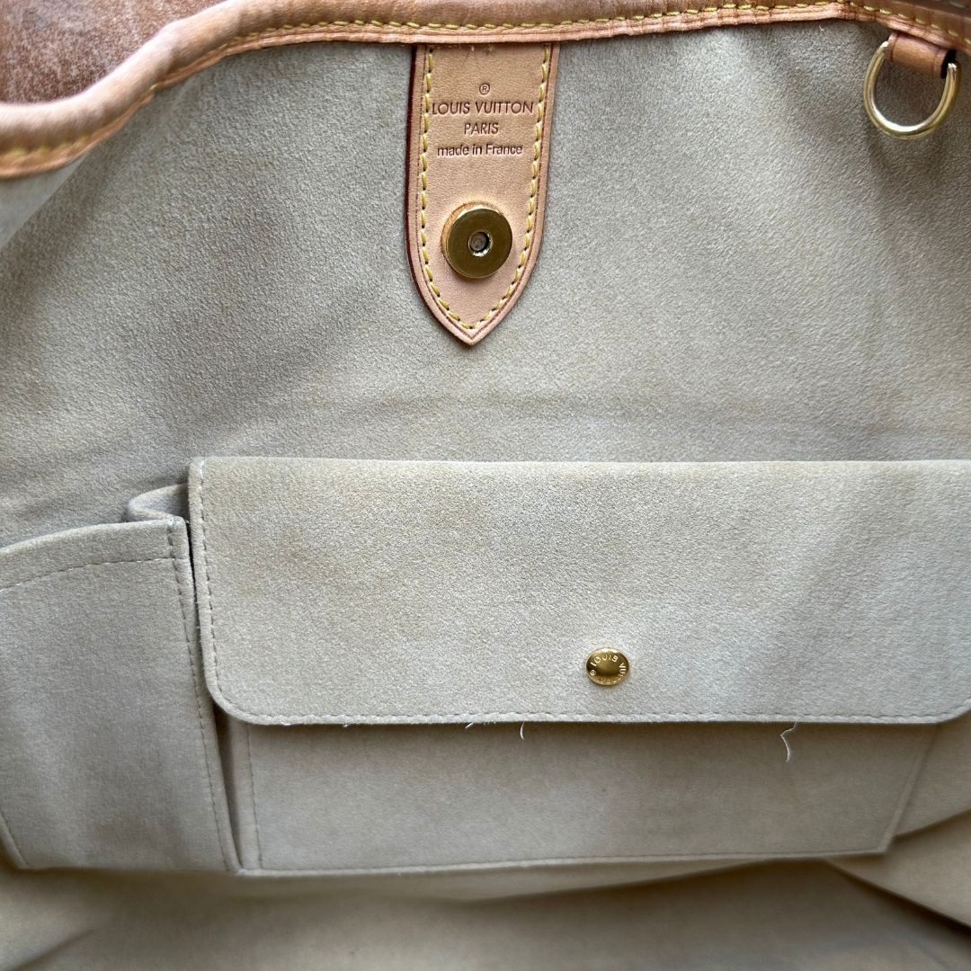 interno Borsa Louis Vuitton in canvas marrone monogram con finiture in vacchetta naturale e parti metalliche dorate; munita di un manico singolo leggermente regolabile, di lusso, originale, ottime condizioni, usata. 