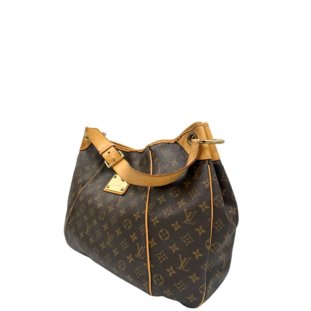 lato Borsa Louis Vuitton in canvas marrone monogram con finiture in vacchetta naturale e parti metalliche dorate; munita di un manico singolo leggermente regolabile, di lusso, originale, ottime condizioni, usata. 