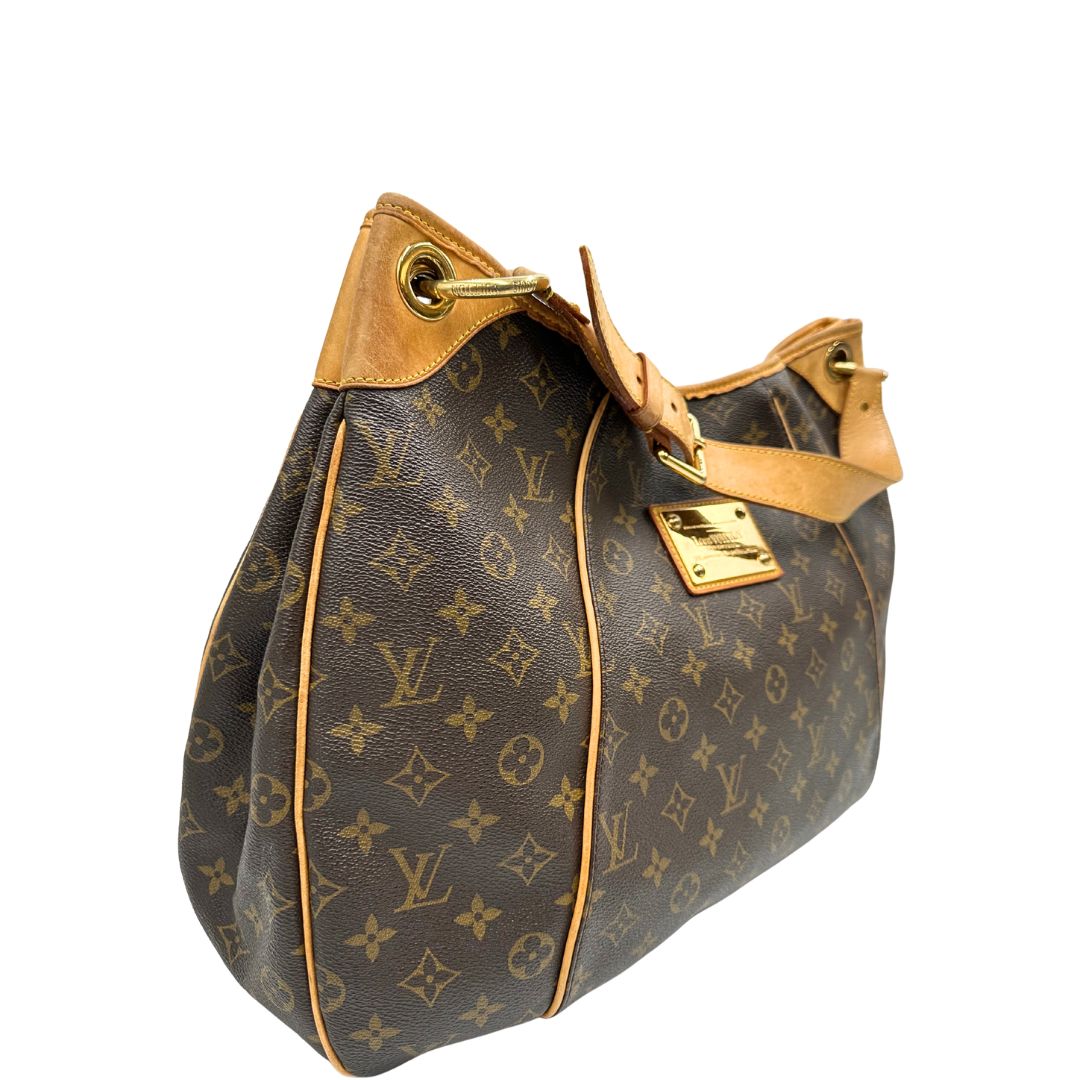 lato Borsa Louis Vuitton in canvas marrone monogram con finiture in vacchetta naturale e parti metalliche dorate; munita di un manico singolo leggermente regolabile, di lusso, originale, ottime condizioni, usata. 