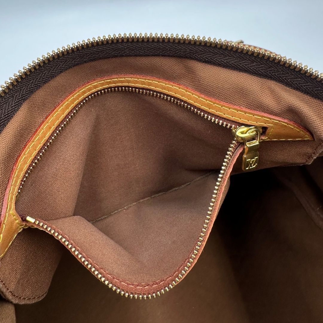 interno Borsa Speedy 35 in canvas marrone monogram con finiture in vacchetta naturale e parti metalliche dorate; munita di doppi manici stondati e una tracolla amovibile e regolabile. Completa di lucchetto e dustbag, di lusso, originale, ottime condizioni. 