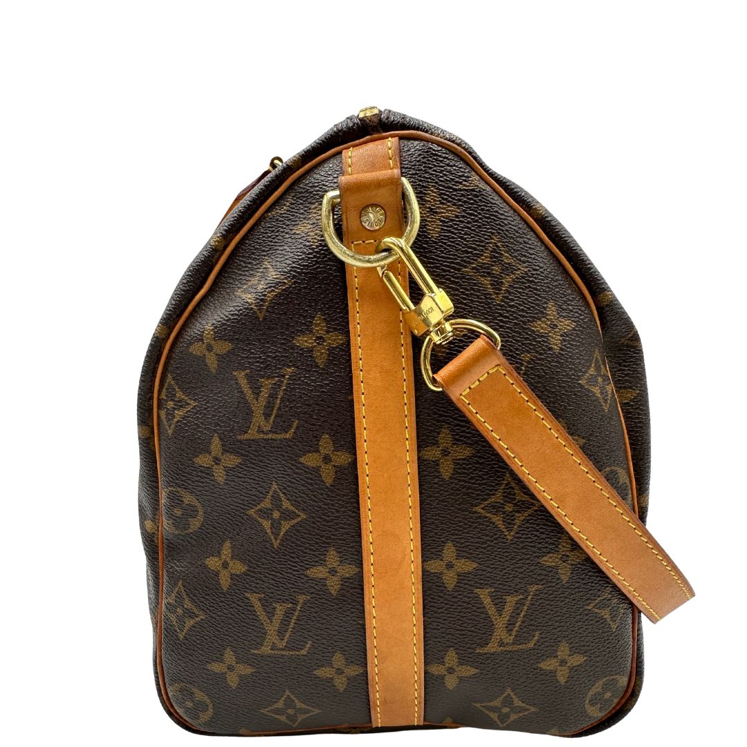 lato Borsa Speedy 35 in canvas marrone monogram con finiture in vacchetta naturale e parti metalliche dorate; munita di doppi manici stondati e una tracolla amovibile e regolabile. Completa di lucchetto e dustbag, di lusso, originale, ottime condizioni. 