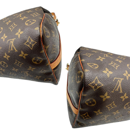 angoli Borsa Speedy 35 in canvas marrone monogram con finiture in vacchetta naturale e parti metalliche dorate; munita di doppi manici stondati e una tracolla amovibile e regolabile. Completa di lucchetto e dustbag, di lusso, originale, ottime condizioni. 