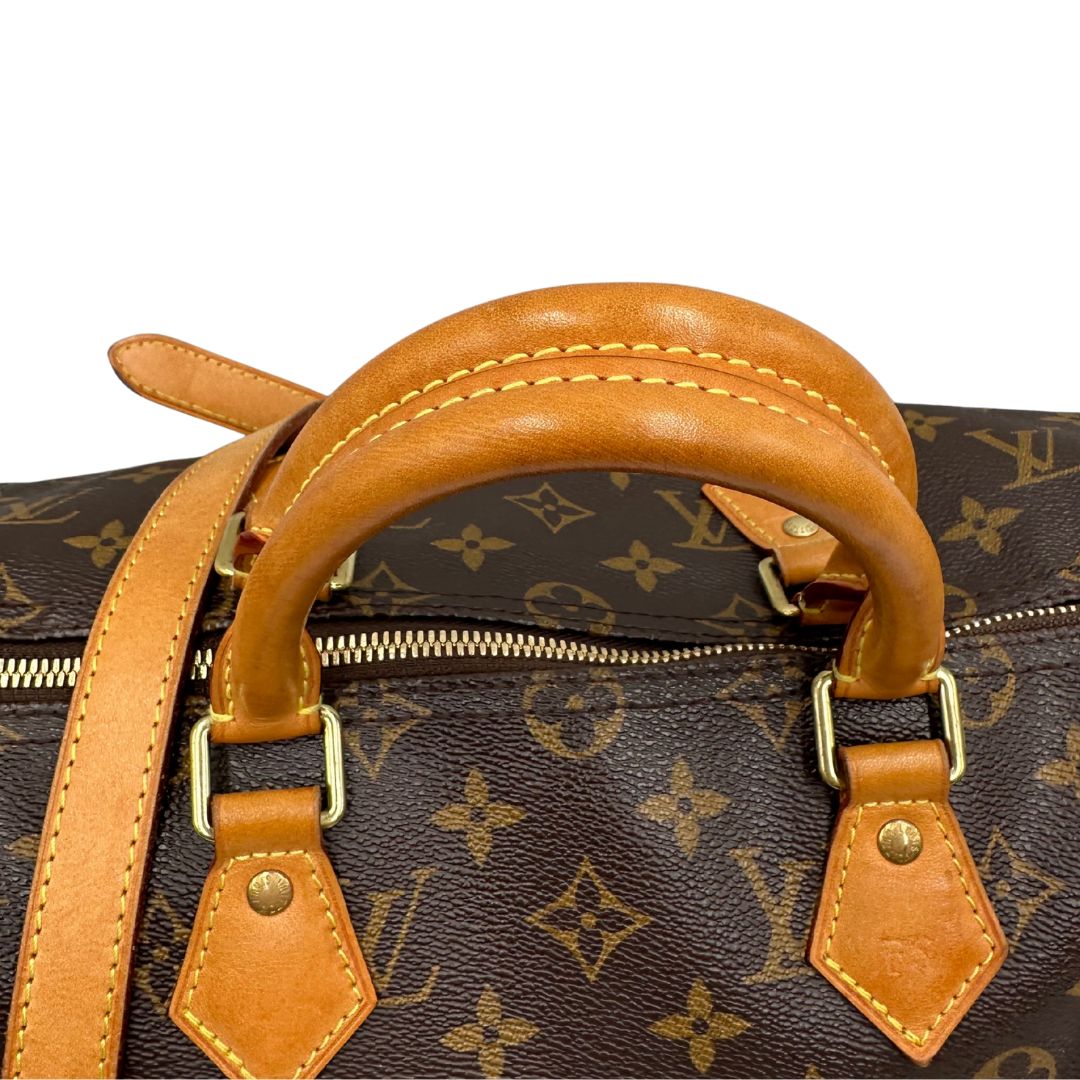 manici Borsa Speedy 35 in canvas marrone monogram con finiture in vacchetta naturale e parti metalliche dorate; munita di doppi manici stondati e una tracolla amovibile e regolabile. Completa di lucchetto e dustbag, di lusso, originale, ottime condizioni. 