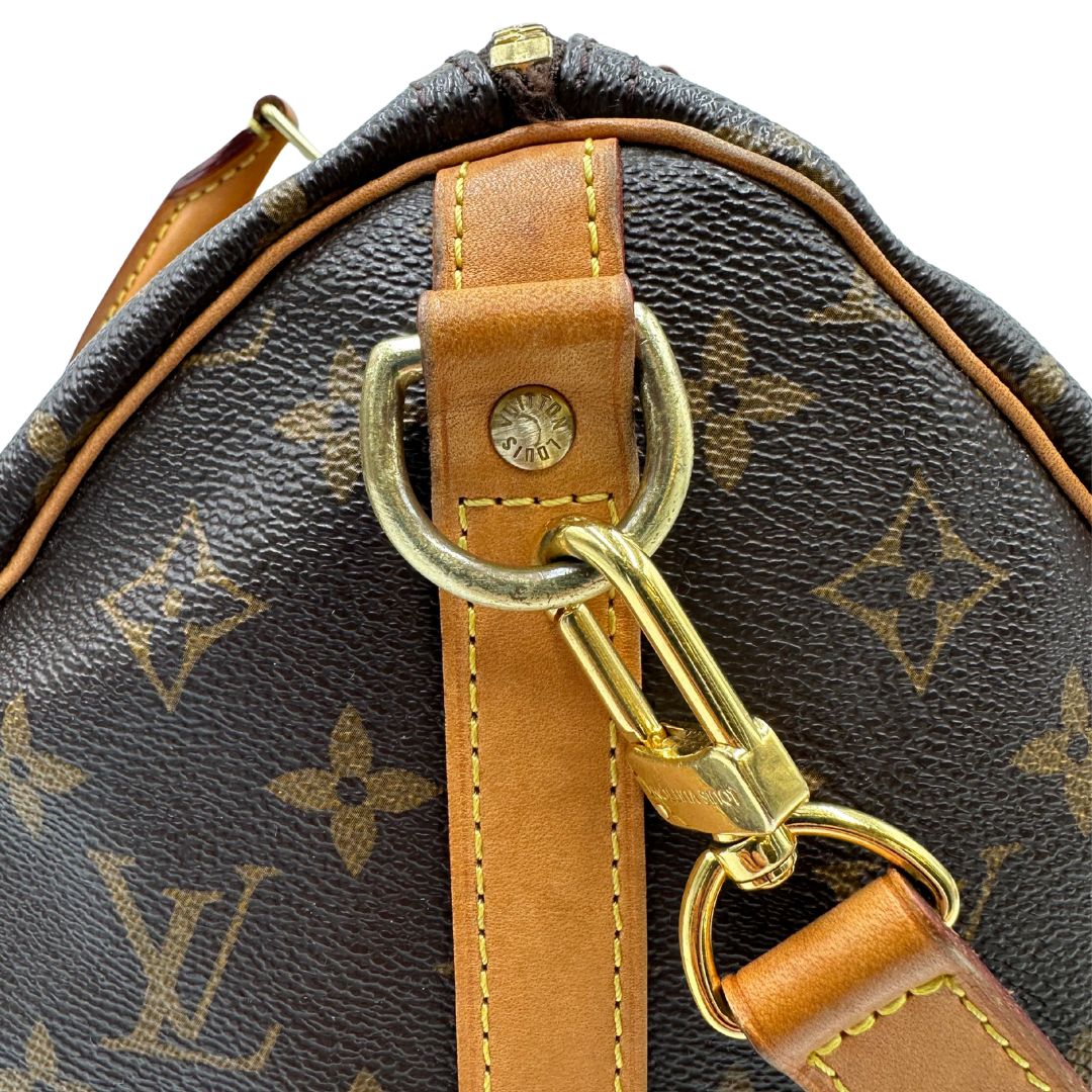 tracolla Borsa Speedy 35 in canvas marrone monogram con finiture in vacchetta naturale e parti metalliche dorate; munita di doppi manici stondati e una tracolla amovibile e regolabile. Completa di lucchetto e dustbag, di lusso, originale, ottime condizioni. 