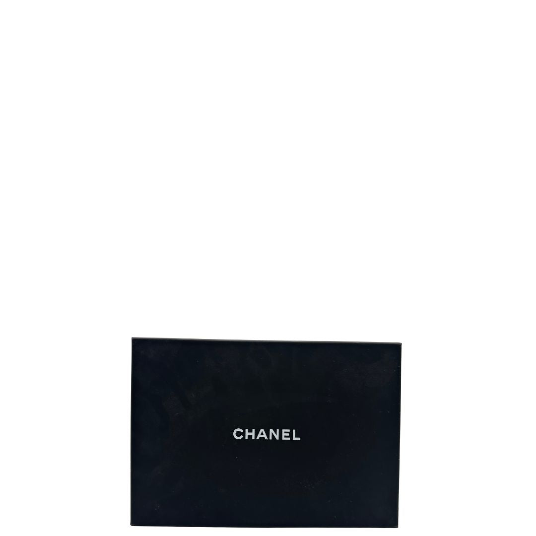 scatola Borsa Chanel in pelle rossa con parti metalliche dorate; impreziosita da logo CC sul front e munita di una tracolla in catena e pelle. Completa di scatola, di lusso, originale, ottime condizioni, usata. 