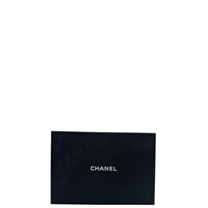 scatola Borsa Chanel in pelle rossa con parti metalliche dorate; impreziosita da logo CC sul front e munita di una tracolla in catena e pelle. Completa di scatola, di lusso, originale, ottime condizioni, usata. 