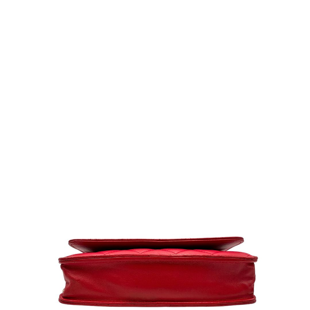 base Borsa Chanel in pelle rossa con parti metalliche dorate; impreziosita da logo CC sul front e munita di una tracolla in catena e pelle. Completa di scatola, di lusso, originale, ottime condizioni, usata. 