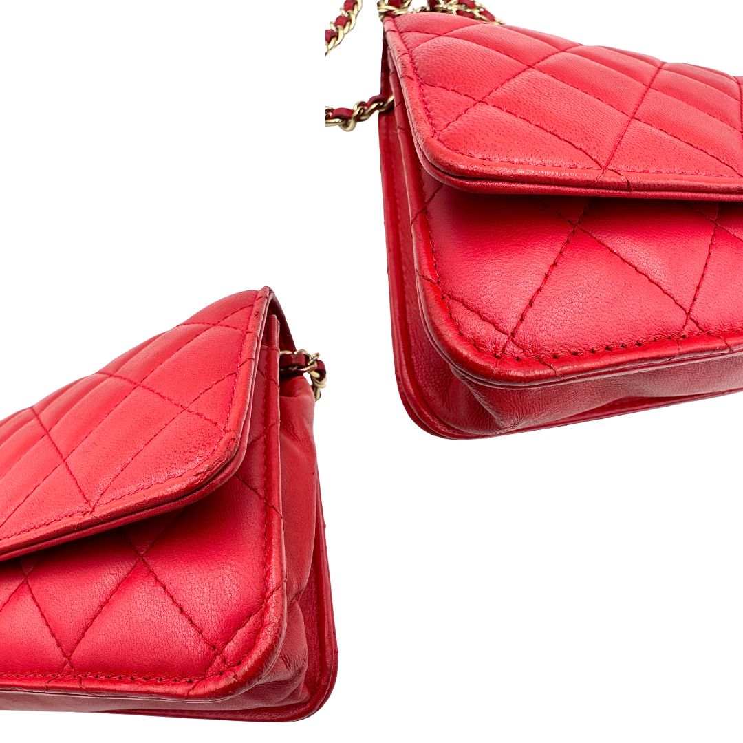 angoli Borsa Chanel in pelle rossa con parti metalliche dorate; impreziosita da logo CC sul front e munita di una tracolla in catena e pelle. Completa di scatola, di lusso, originale, ottime condizioni, usata. 