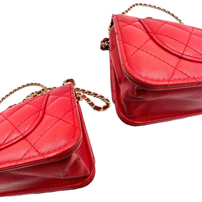 angoli Borsa Chanel in pelle rossa con parti metalliche dorate; impreziosita da logo CC sul front e munita di una tracolla in catena e pelle. Completa di scatola, di lusso, originale, ottime condizioni, usata. 