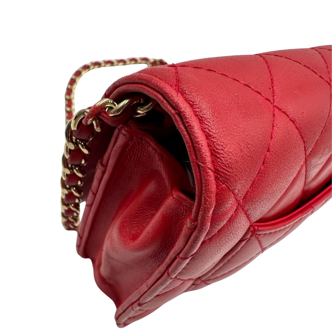 Borsa Chanel in pelle rossa con parti metalliche dorate; impreziosita da logo CC sul front e munita di una tracolla in catena e pelle. Completa di scatola, di lusso, originale, ottime condizioni, usata. 