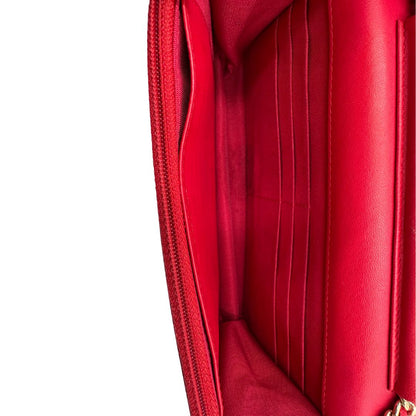 interno Borsa Chanel in pelle rossa con parti metalliche dorate; impreziosita da logo CC sul front e munita di una tracolla in catena e pelle. Completa di scatola, di lusso, originale, ottime condizioni, usata. 