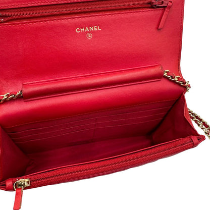 interno Borsa Chanel in pelle rossa con parti metalliche dorate; impreziosita da logo CC sul front e munita di una tracolla in catena e pelle. Completa di scatola, di lusso, originale, ottime condizioni, usata. 