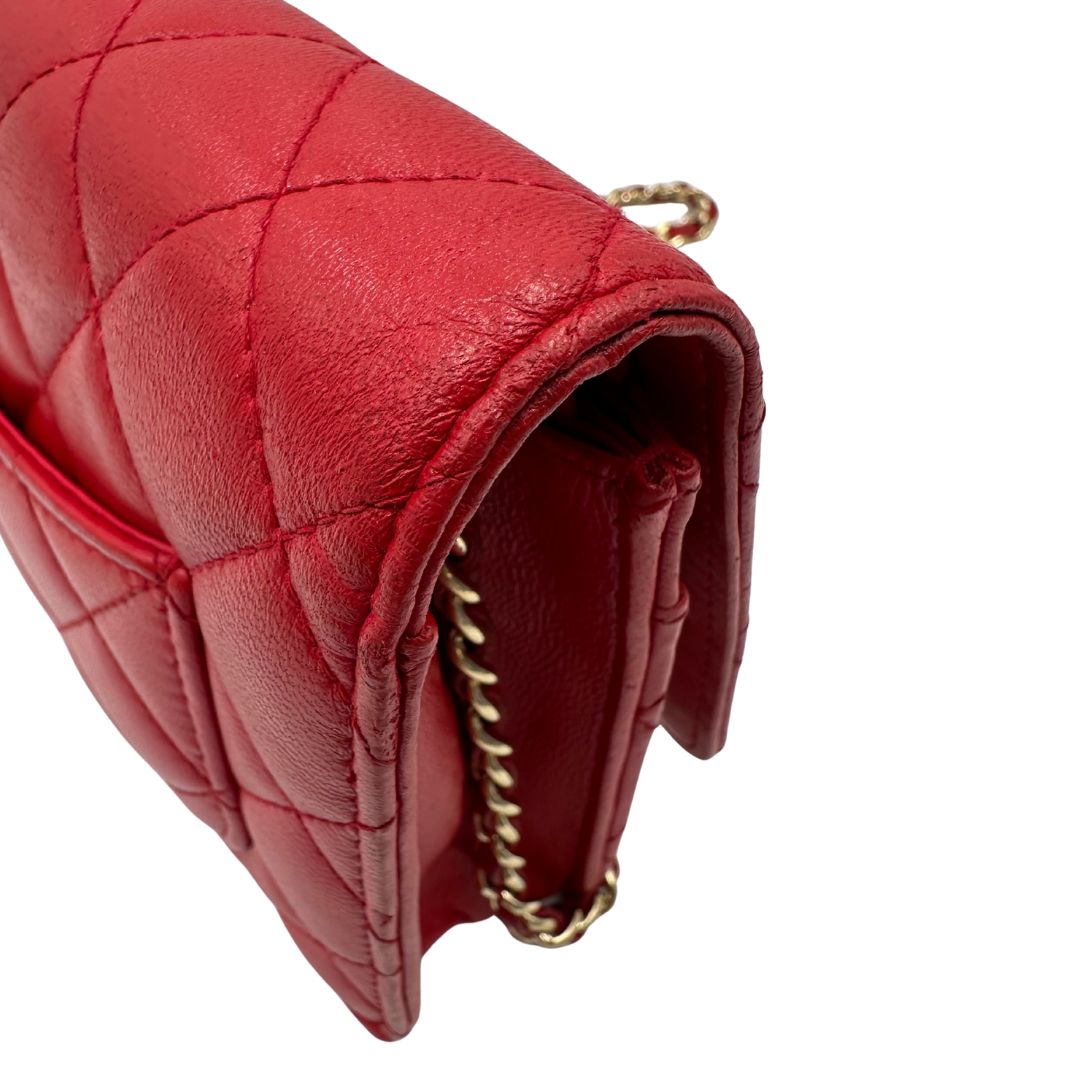 Borsa Chanel in pelle rossa con parti metalliche dorate; impreziosita da logo CC sul front e munita di una tracolla in catena e pelle. Completa di scatola, di lusso, originale, ottime condizioni, usata. 