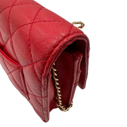 Borsa Chanel in pelle rossa con parti metalliche dorate; impreziosita da logo CC sul front e munita di una tracolla in catena e pelle. Completa di scatola, di lusso, originale, ottime condizioni, usata. 