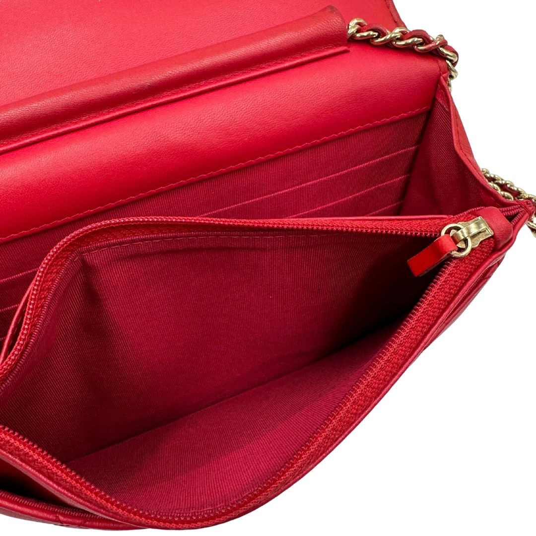 interno Borsa Chanel in pelle rossa con parti metalliche dorate; impreziosita da logo CC sul front e munita di una tracolla in catena e pelle. Completa di scatola, di lusso, originale, ottime condizioni, usata. 