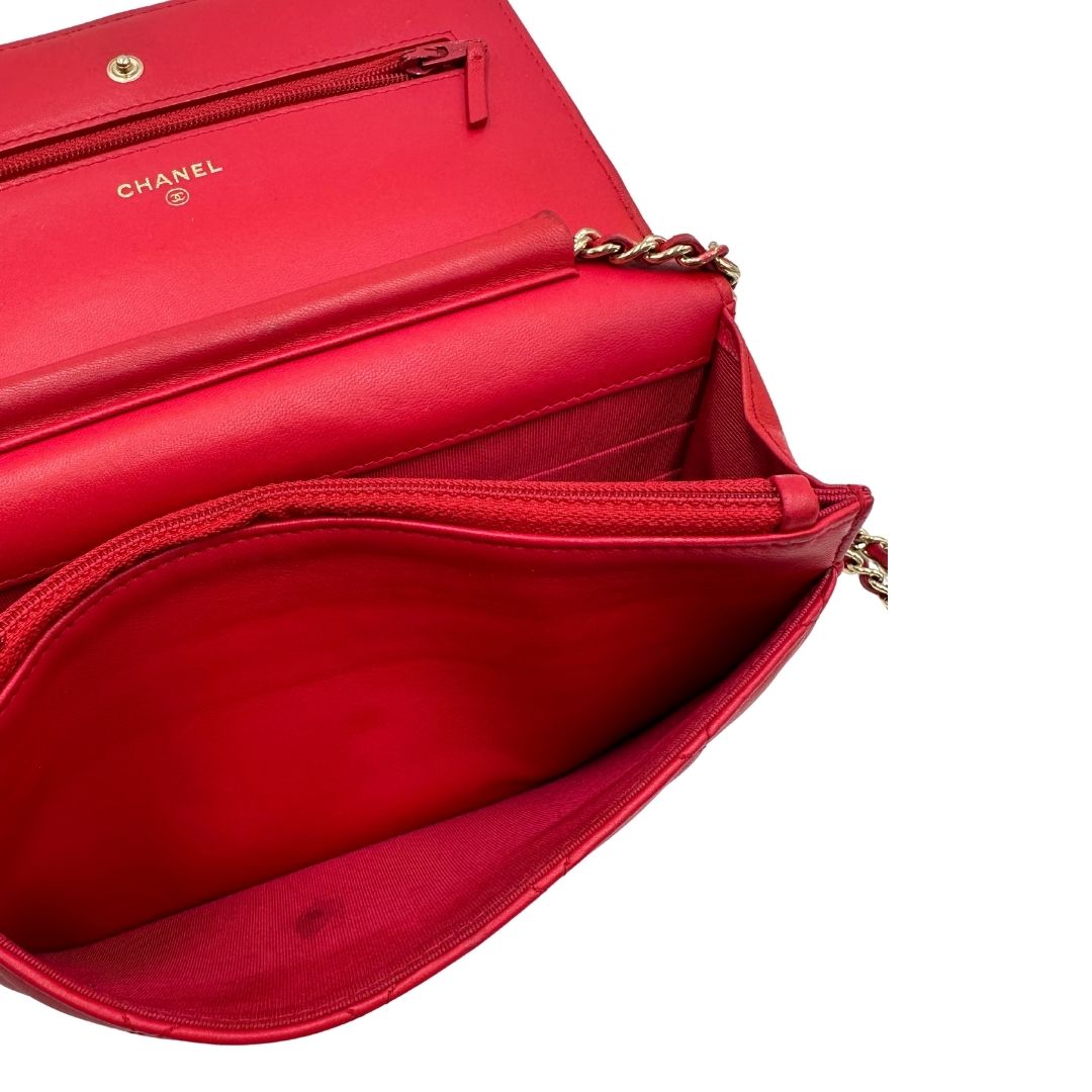 interno  Borsa Chanel in pelle rossa con parti metalliche dorate; impreziosita da logo CC sul front e munita di una tracolla in catena e pelle. Completa di scatola, di lusso, originale, ottime condizioni, usata.