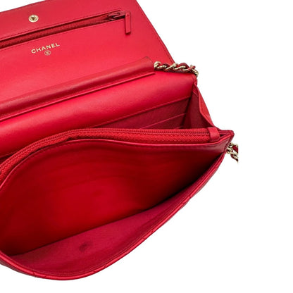 interno  Borsa Chanel in pelle rossa con parti metalliche dorate; impreziosita da logo CC sul front e munita di una tracolla in catena e pelle. Completa di scatola, di lusso, originale, ottime condizioni, usata.
