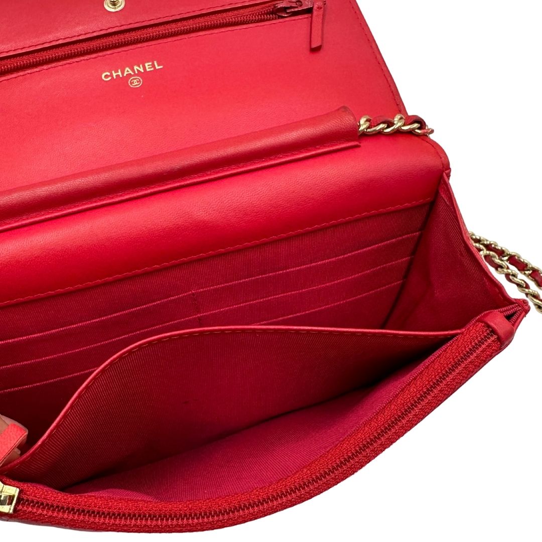 interno Borsa Chanel in pelle rossa con parti metalliche dorate; impreziosita da logo CC sul front e munita di una tracolla in catena e pelle. Completa di scatola, di lusso, originale, ottime condizioni, usata. 
