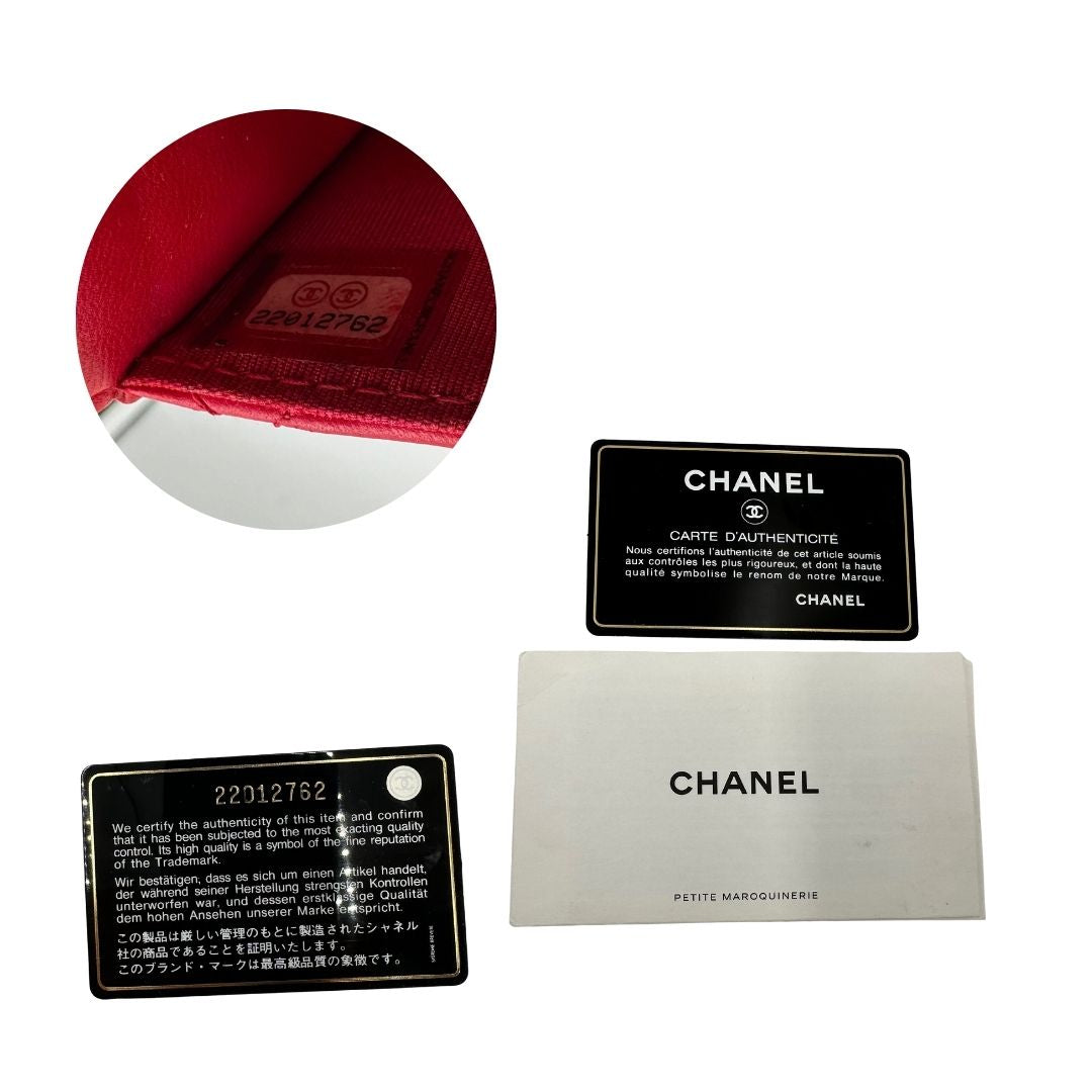 Borsa Chanel in pelle rossa con parti metalliche dorate; impreziosita da logo CC sul front e munita di una tracolla in catena e pelle. Completa di scatola, di lusso, originale, ottime condizioni, usata. 