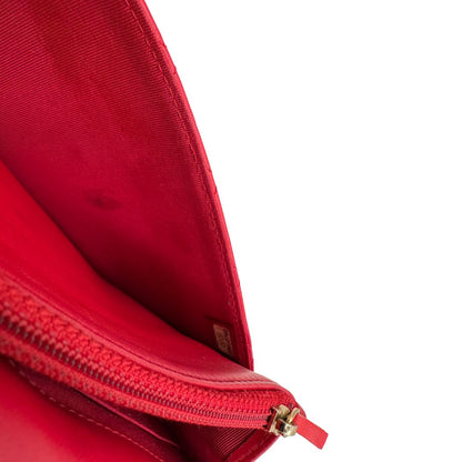 interno Borsa Chanel in pelle rossa con parti metalliche dorate; impreziosita da logo CC sul front e munita di una tracolla in catena e pelle. Completa di scatola, di lusso, originale, ottime condizioni, usata. 