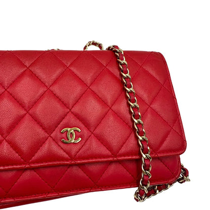 Borsa Chanel in pelle rossa con parti metalliche dorate; impreziosita da logo CC sul front e munita di una tracolla in catena e pelle. Completa di scatola, di lusso, originale, ottime condizioni, usata. 