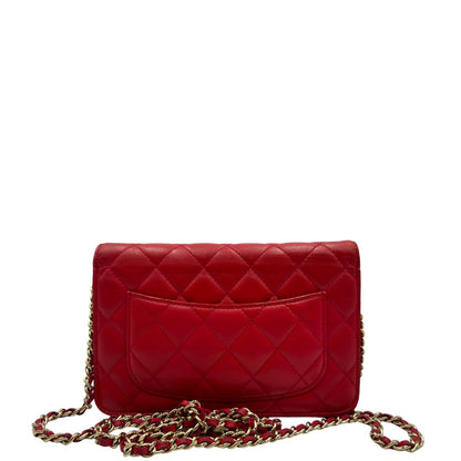 retro Borsa Chanel in pelle rossa con parti metalliche dorate; impreziosita da logo CC sul front e munita di una tracolla in catena e pelle. Completa di scatola, di lusso, originale, ottime condizioni, usata. 