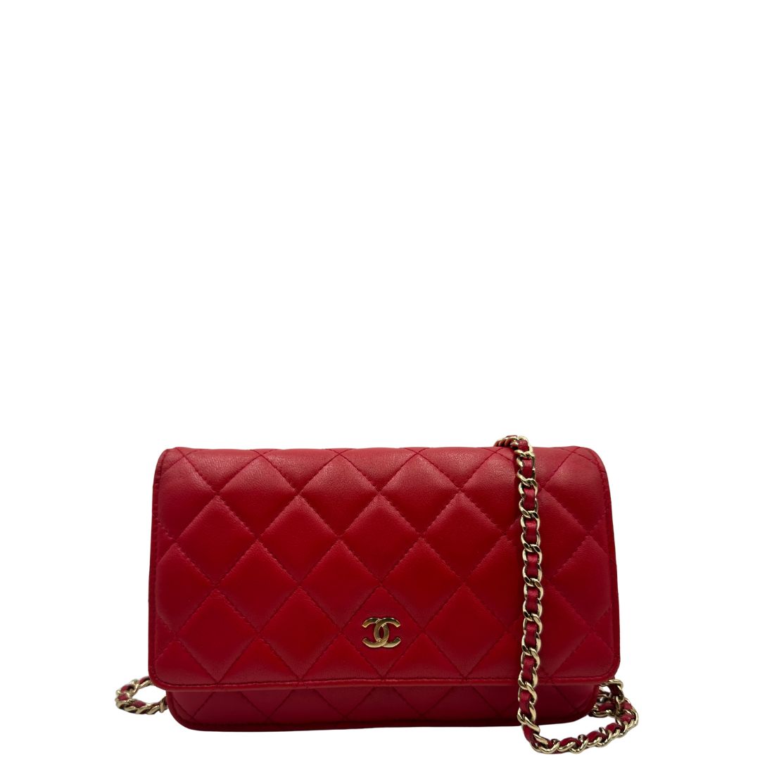 front Borsa Chanel in pelle rossa con parti metalliche dorate; impreziosita da logo CC sul front e munita di una tracolla in catena e pelle. Completa di scatola, di lusso, originale, ottime condizioni, usata. 