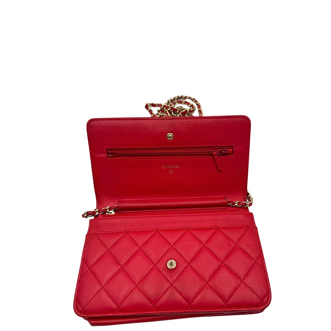 chiusura Borsa Chanel in pelle rossa con parti metalliche dorate; impreziosita da logo CC sul front e munita di una tracolla in catena e pelle. Completa di scatola, di lusso, originale, ottime condizioni, usata. 