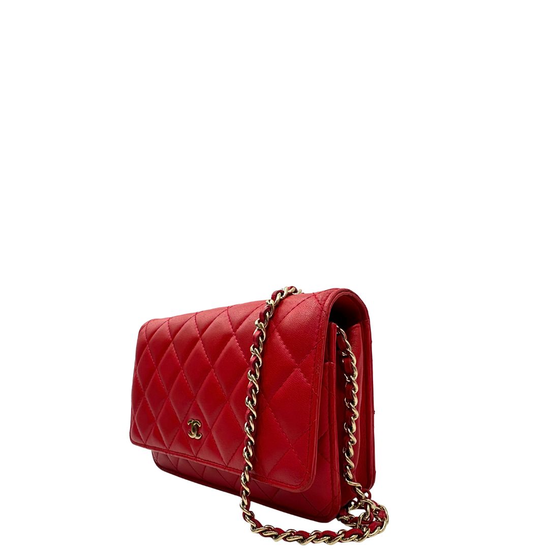 lato Borsa Chanel in pelle rossa con parti metalliche dorate; impreziosita da logo CC sul front e munita di una tracolla in catena e pelle. Completa di scatola, di lusso, originale, ottime condizioni, usata. 