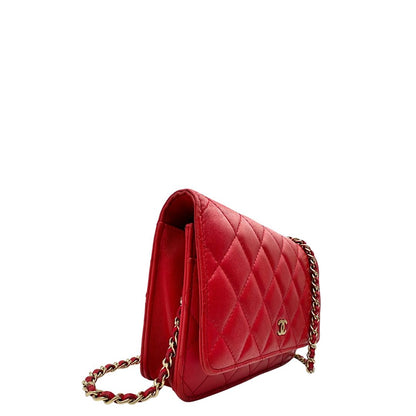 lato Borsa Chanel in pelle rossa con parti metalliche dorate; impreziosita da logo CC sul front e munita di una tracolla in catena e pelle. Completa di scatola, di lusso, originale, ottime condizioni, usata. 