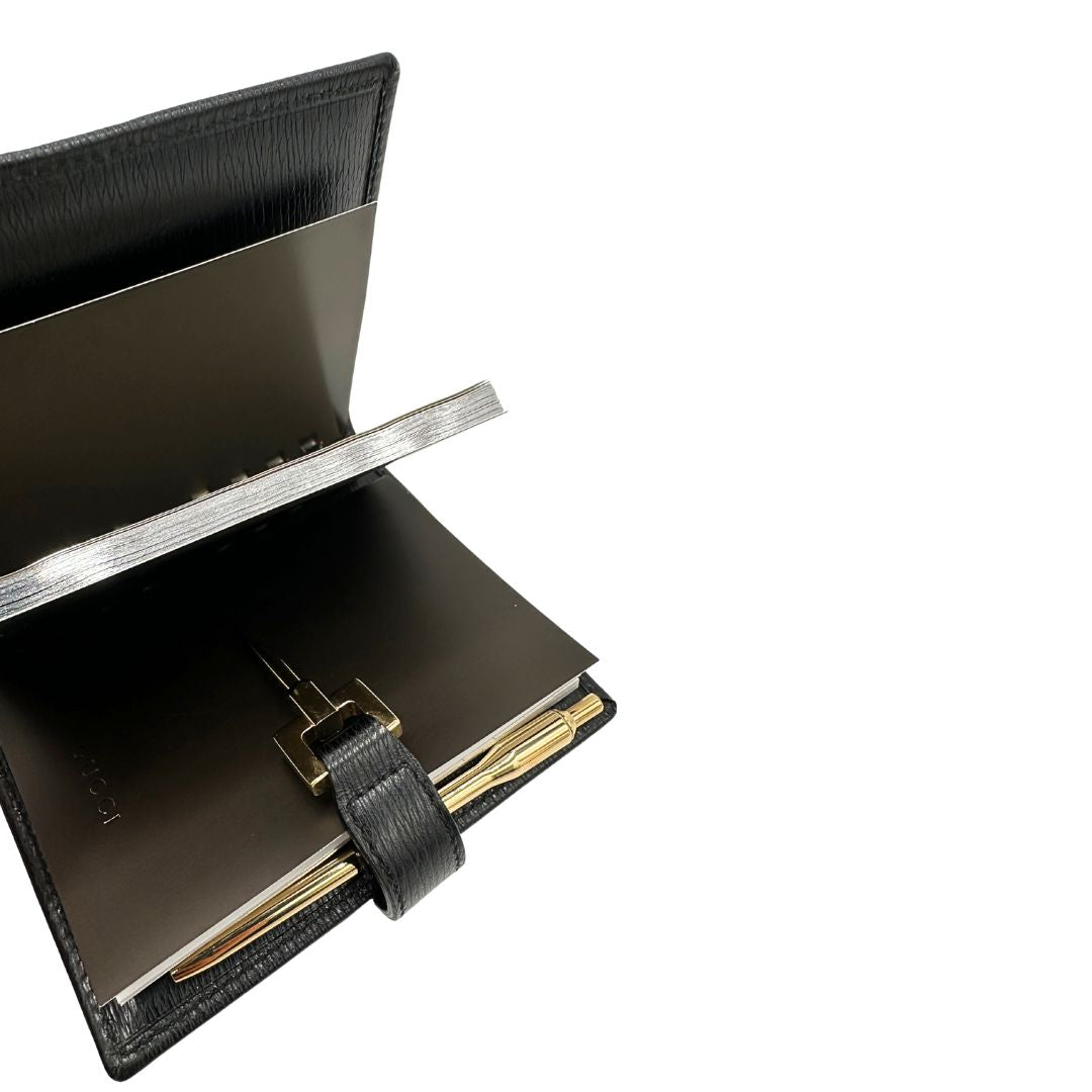 Agenda Gucci in pelle nera con parti metalliche dorate, munita di un pennino, di lusso, originale