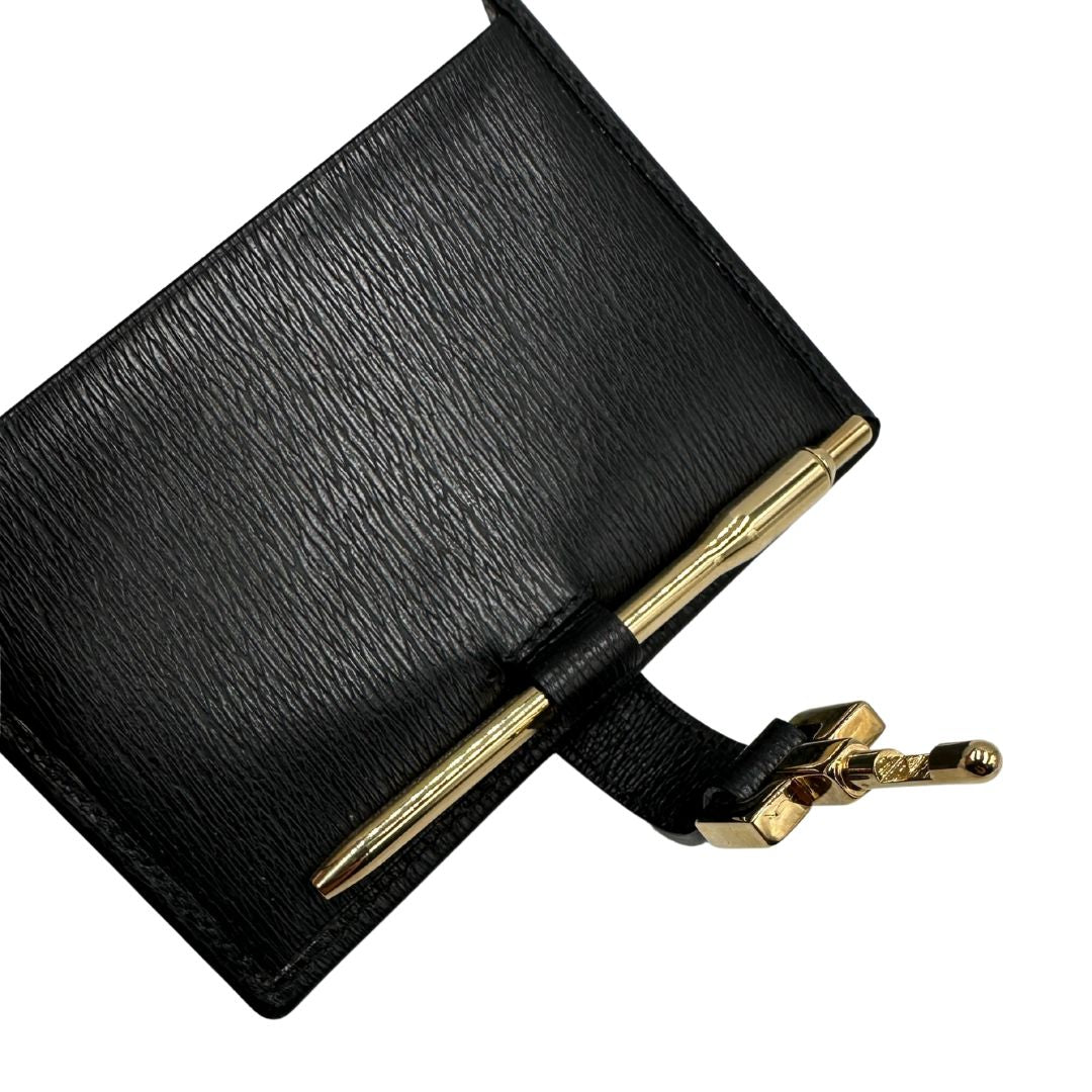 Agenda Gucci in pelle nera con parti metalliche dorate, munita di un pennino, di lusso, originale