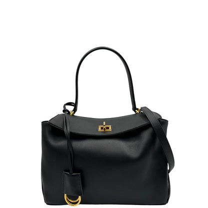 front Borsa Balenciaga in pelle nera con parti metalliche dorate; munita di un manico singolo, una tracolla amovibile e una clochette portachiavi. Completa di dustbagm, di lusso, originale, ottime condizioni, usata. 