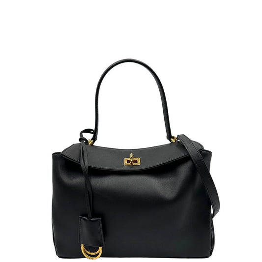 front Borsa Balenciaga in pelle nera con parti metalliche dorate; munita di un manico singolo, una tracolla amovibile e una clochette portachiavi. Completa di dustbagm, di lusso, originale, ottime condizioni, usata. 