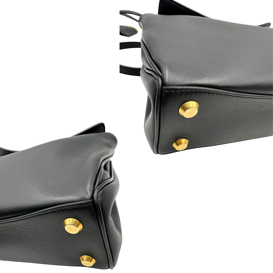 angoli Borsa Balenciaga in pelle nera con parti metalliche dorate; munita di un manico singolo, una tracolla amovibile e una clochette portachiavi. Completa di dustbagm, di lusso, originale, ottime condizioni, usata. 