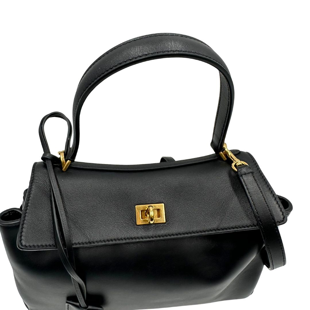 manico Borsa Balenciaga in pelle nera con parti metalliche dorate; munita di un manico singolo, una tracolla amovibile e una clochette portachiavi. Completa di dustbagm, di lusso, originale, ottime condizioni, usata.b