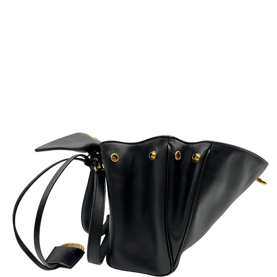 lato Borsa Balenciaga in pelle nera con parti metalliche dorate; munita di un manico singolo, una tracolla amovibile e una clochette portachiavi. Completa di dustbagm, di lusso, originale, ottime condizioni, usata. 