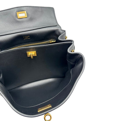 interno Borsa Balenciaga in pelle nera con parti metalliche dorate; munita di un manico singolo, una tracolla amovibile e una clochette portachiavi. Completa di dustbagm, di lusso, originale, ottime condizioni, usata. 
