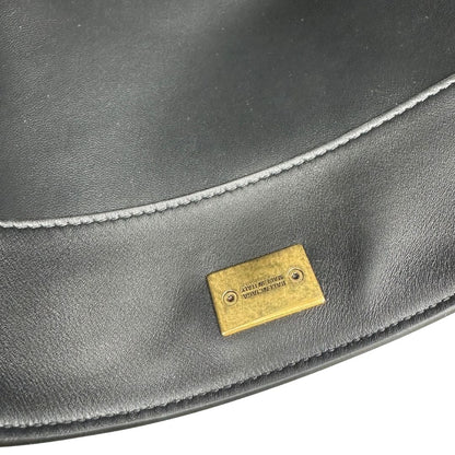 interno Borsa Balenciaga in pelle nera con parti metalliche dorate; munita di un manico singolo, una tracolla amovibile e una clochette portachiavi. Completa di dustbagm, di lusso, originale, ottime condizioni, usata. 