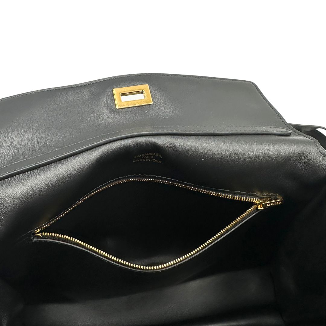 interno Borsa Balenciaga in pelle nera con parti metalliche dorate; munita di un manico singolo, una tracolla amovibile e una clochette portachiavi. Completa di dustbagm, di lusso, originale, ottime condizioni, usata. 