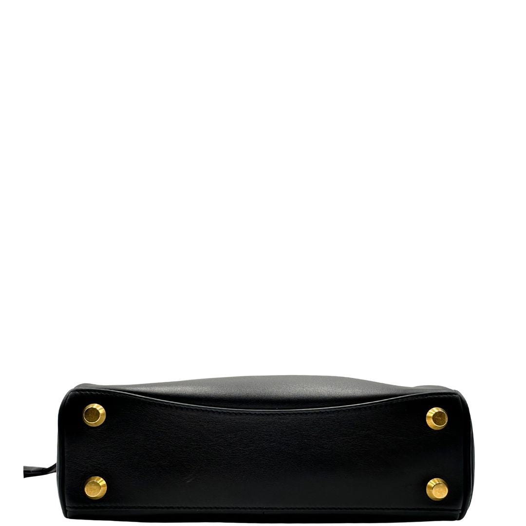 base Borsa Balenciaga in pelle nera con parti metalliche dorate; munita di un manico singolo, una tracolla amovibile e una clochette portachiavi. Completa di dustbagm, di lusso, originale, ottime condizioni, usata. 