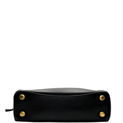 base Borsa Balenciaga in pelle nera con parti metalliche dorate; munita di un manico singolo, una tracolla amovibile e una clochette portachiavi. Completa di dustbagm, di lusso, originale, ottime condizioni, usata. 