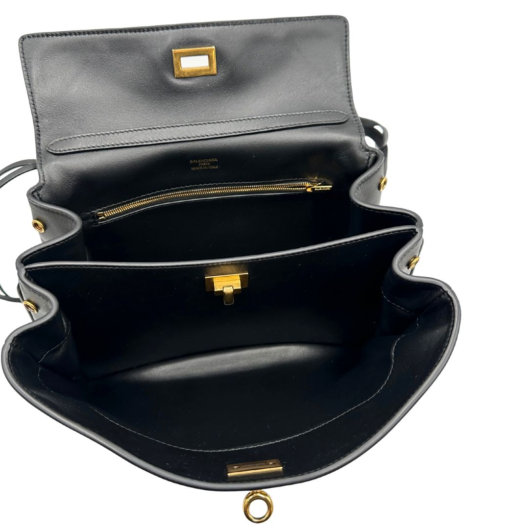 interno Borsa Balenciaga in pelle nera con parti metalliche dorate; munita di un manico singolo, una tracolla amovibile e una clochette portachiavi. Completa di dustbagm, di lusso, originale, ottime condizioni, usata. 