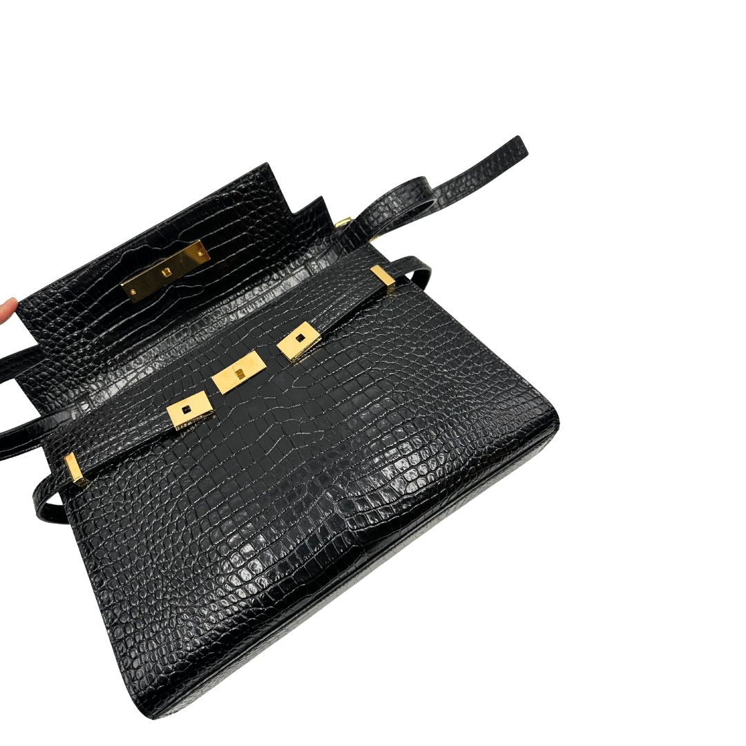 Borsa Saint Laurent in pelle nera in trama cocco con parti metalliche dorate. Munita di una tracolla regolabile con fibbia. Originale, usata, di lusso, in ottime condizioni.