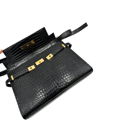 Borsa Saint Laurent in pelle nera in trama cocco con parti metalliche dorate. Munita di una tracolla regolabile con fibbia. Originale, usata, di lusso, in ottime condizioni.