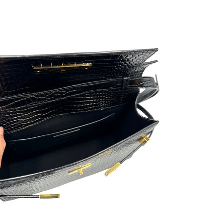 Interno di una Borsa Saint Laurent in pelle nera in trama cocco con parti metalliche dorate. Munita di una tracolla regolabile con fibbia. Originale, usata, di lusso, in ottime condizioni.