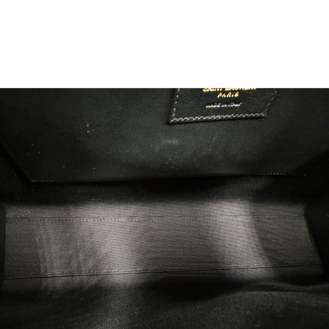 Interno di una Borsa Saint Laurent in pelle nera in trama cocco con parti metalliche dorate. Munita di una tracolla regolabile con fibbia. Originale, usata, di lusso, in ottime condizioni.