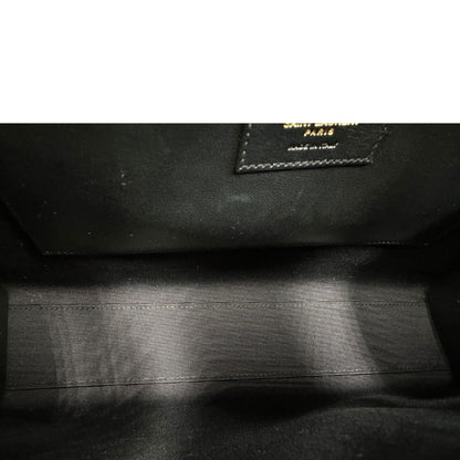 Interno di una Borsa Saint Laurent in pelle nera in trama cocco con parti metalliche dorate. Munita di una tracolla regolabile con fibbia. Originale, usata, di lusso, in ottime condizioni.