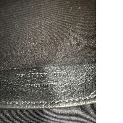Codice di una Borsa Saint Laurent in pelle nera in trama cocco con parti metalliche dorate. Munita di una tracolla regolabile con fibbia. Originale, usata, di lusso, in ottime condizioni.